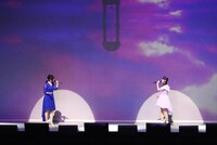 左から「LOST SONG」を歌う鈴木このみと田村ゆかり。