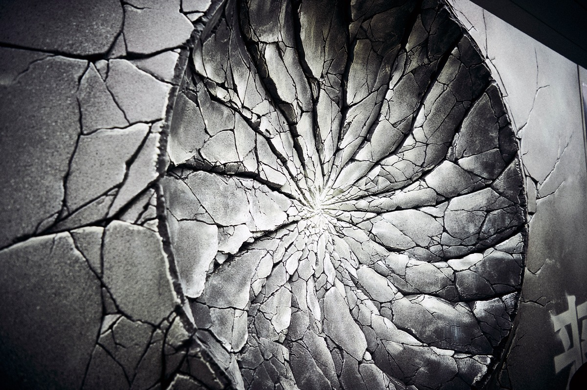 ナルトの「螺旋丸」による大穴を再現したグラフィック。