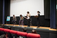 「霊幻の名言Tシャツ」を着てることをアピールする伊藤節生（右から2番目）。