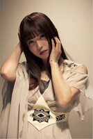 オープニングテーマを担当する亜咲花。