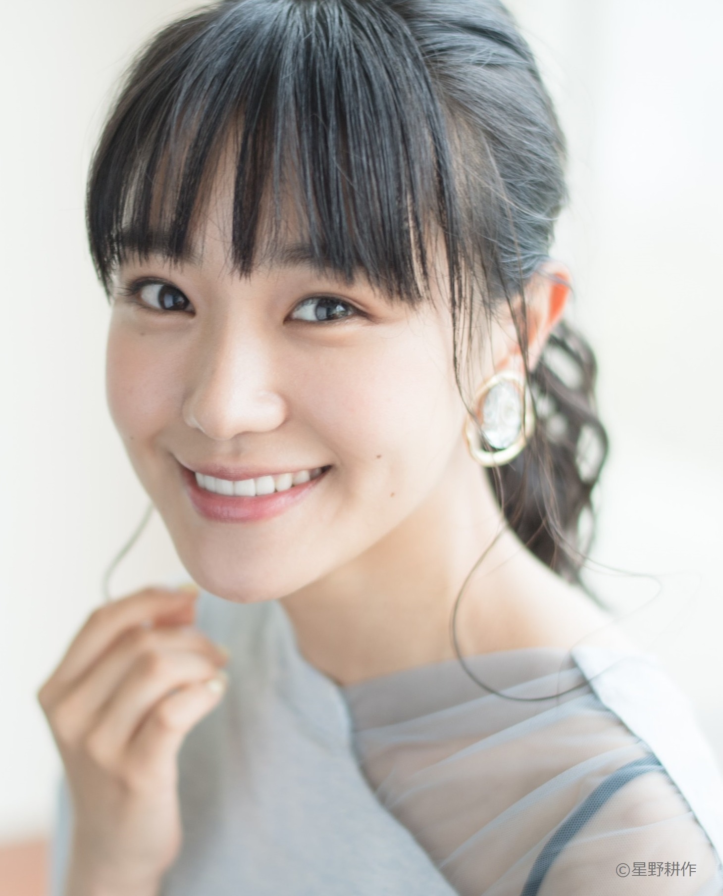 鮫島野乃役の奈緒。