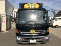 “シンジュク”の街を走行する麻天狼のアドトレーラー。