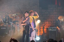 「『DOUBLE DECKER! ダグ＆キリル』ファン感謝祭～ライブ付応援上映～」より。左から三上哲、天崎滉平。（撮影：Wataru Nishida（WATAROCK））