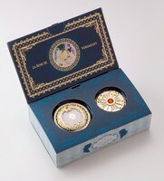 「ベルサイユのばら オスカル＆アンドレ気高き愛 クッションファンデーションコンパクトセット」のBOX。