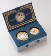 「ベルサイユのばら オスカル&アンドレ気高き愛 クッションファンデーションコンパクトセット」のBOX。