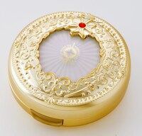 「ベルサイユのばら オスカル＆アンドレ気高き愛 クッションファンデーションコンパクトセット」のコンパクト。