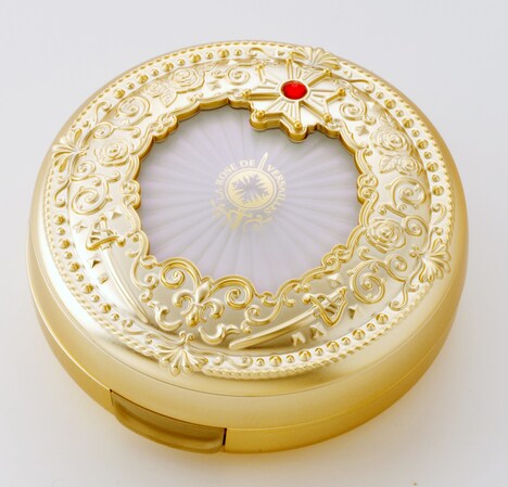 「ベルサイユのばら オスカル&アンドレ気高き愛 クッションファンデーションコンパクトセット」のコンパクト。