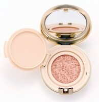 「ベルサイユのばら オスカル＆アンドレ気高き愛 クッションファンデーションコンパクトセット」のコンパクト。