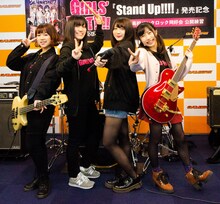 南松本高校パンクロック同好会。左から古川由利奈（藤森月役）、内山つかさ（白瀬双葉役）、浅見春那（奈川芳野役）、奥村真由（坂ノ下奏恵役）。