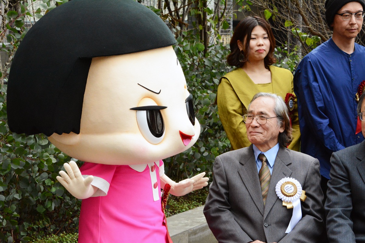 エンターテインメント部門で大賞を受賞した「チコちゃんに叱られる！」のチコちゃんと、みなもと太郎（右）。