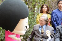 エンターテインメント部門で大賞を受賞した「チコちゃんに叱られる！」のチコちゃんと、みなもと太郎（右）。