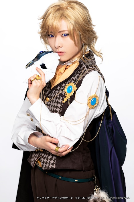 ダリウスに扮する小片リサ。