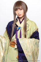 萩尾九段に扮する須藤茉麻。