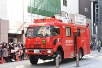 出動する消防車。