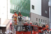 はしご車に乗る梶原岳人（左）。