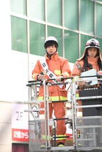 はしご車に乗る梶原岳人（左）。