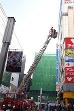 高所から指揮を支援する梶原岳人。