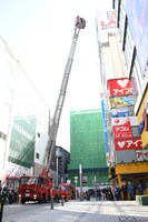 高所から指揮を支援する梶原岳人。