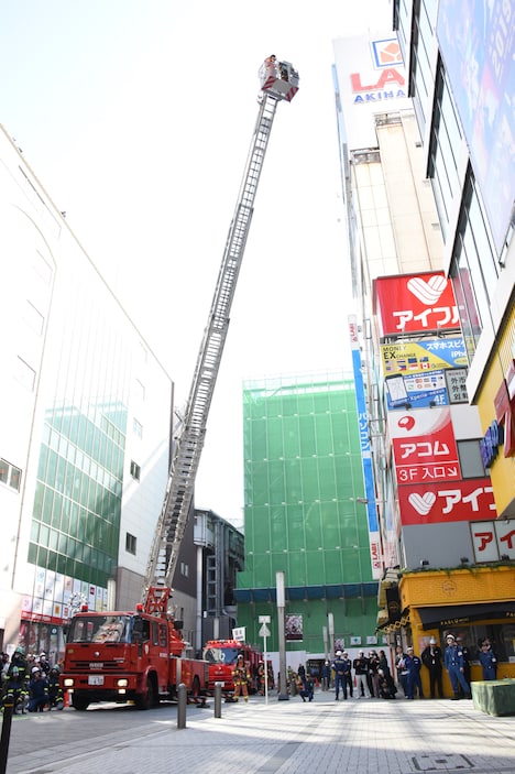 高所から指揮を支援する梶原岳人。