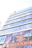 座席懸垂で降下する消防隊員。