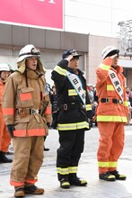 消防演習の様子。右から梶原岳人、中井和哉。