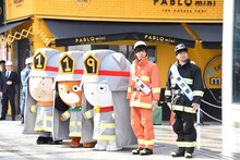 左から119（ワンワンニャイン）、梶原岳人、中井和哉。