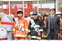 消防演習の様子。中央左から梶原岳人、中井和哉。