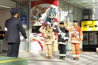 1日消防官に任命される梶原岳人（右）、中井和哉（中央）。