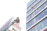 座席懸垂で降下する消防隊員。