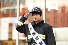 敬礼する中井和哉。