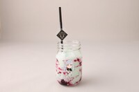コラボカフェで提供される、「ノエルの“水魔法”風マーブルドリンク」。