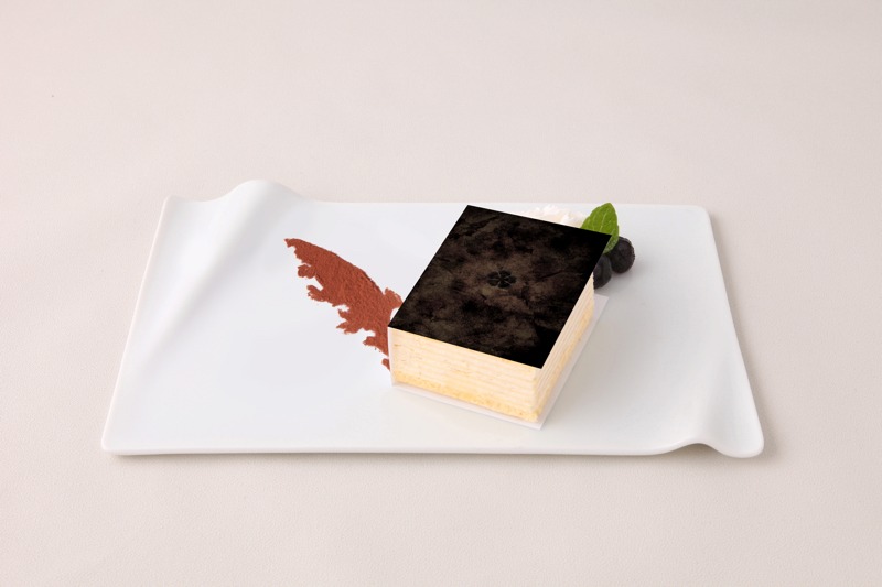 コラボカフェで提供される、「ブラックアスタの魔導書ミルクレープケーキ」。