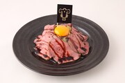 コラボカフェで提供される、「ヤミさんの闇纏・ローストビーフめし」。