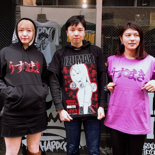 「うずまき」とハードコアチョコレートによるコラボアイテムの着用イメージ。