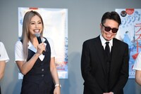 「『闇金ウシジマくん』を小学校の頃から読んでいた」と言うJUNONと、「気が遠くなりました」と話す真鍋昌平（右）。