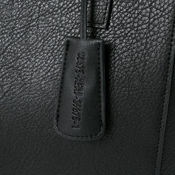 宜野座伸元モデルのバッグ。