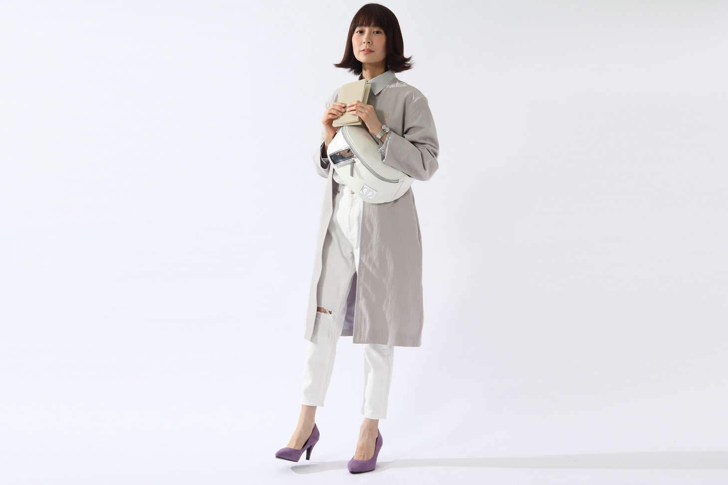 槙島聖護モデルのバッグ使用イメージ。