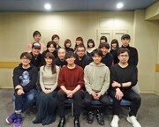 アフレコの集合写真。1列目左から緑川光、早見沙織、古川慎、石川界人、安元洋貴。2列目左から浜添伸也、長谷川芳明、飛田展男、相馬康一、村上裕哉、手塚ヒロミチ。3列目左から左座翔丸、山口崇浩、真野あゆみ、ファイルーズあい、本宮佳奈、岩橋由佳、相良茉優。