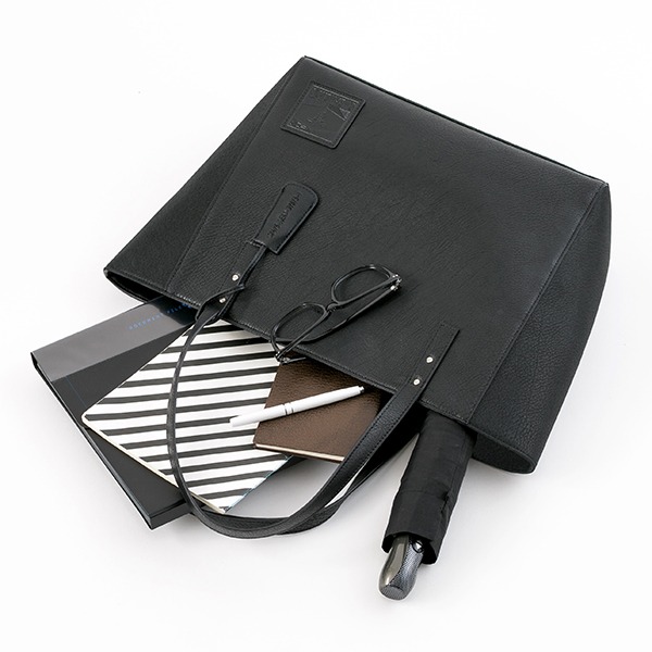 宜野座伸元モデルのバッグ。