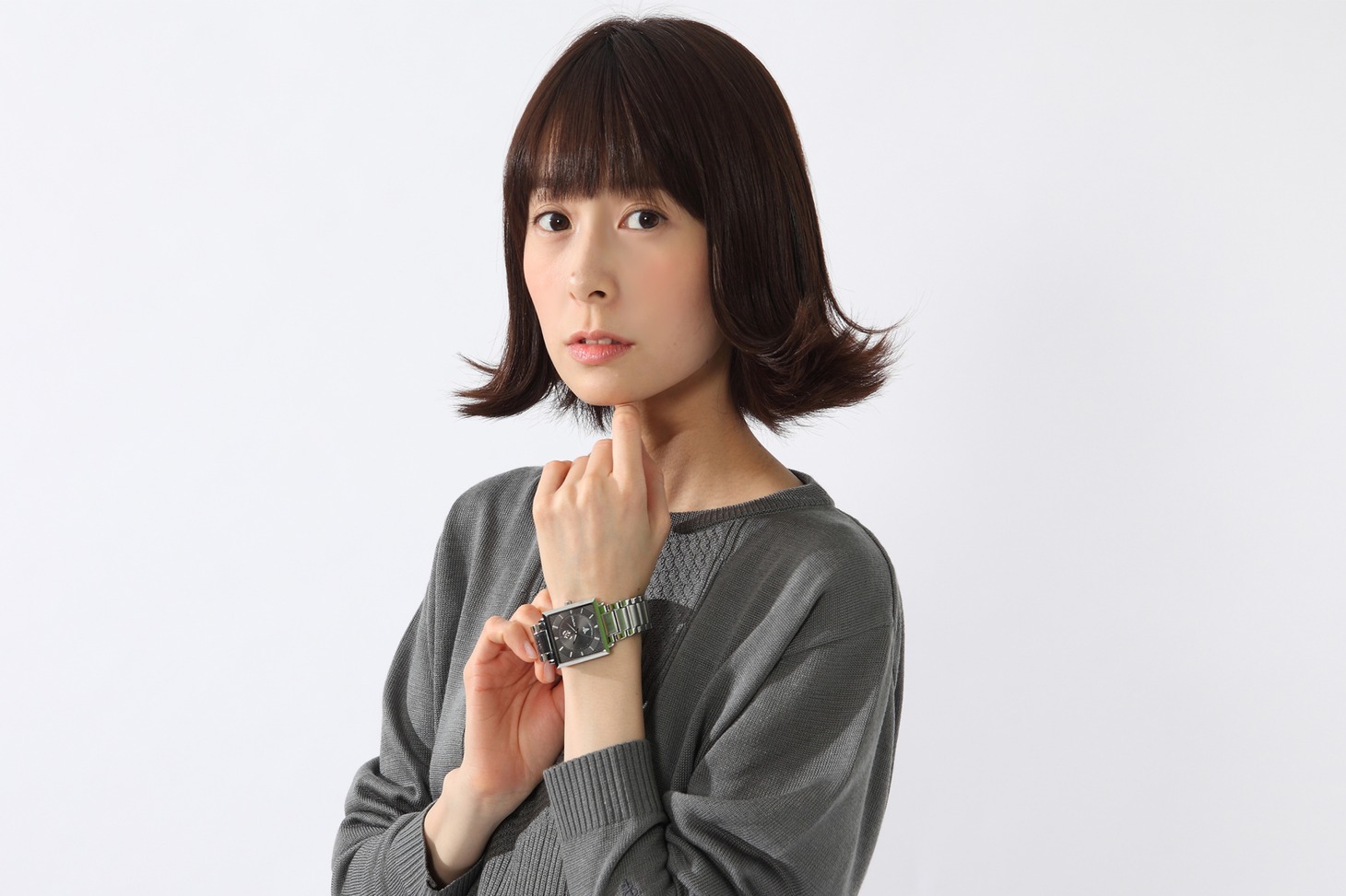 宜野座伸元モデルの腕時計使用イメージ。