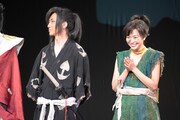 唐橋充に「鈴木・北原版の『どろろ』は伝説になる」と言われ笑顔を見せる（左から）鈴木拡樹、北原里英。