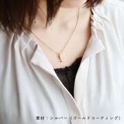 「ムッタの金ピカトランペット ネックレス（シルバー）」の着用例。