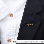 「ムッタの金ピカトランペット タイタックピン（シルバー）」の着用例。