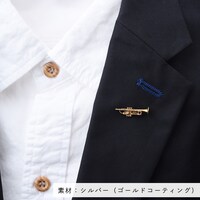 「ムッタの金ピカトランペット タイタックピン（シルバー）」の着用例。