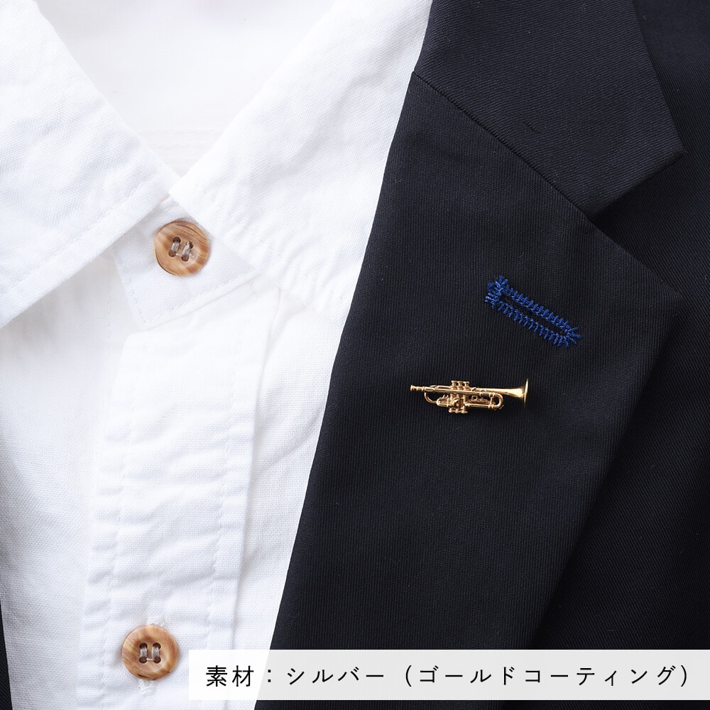 「ムッタの金ピカトランペット タイタックピン（シルバー）」の着用例。