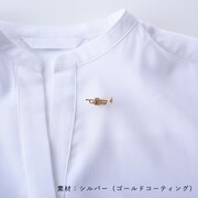 「ムッタの金ピカトランペット タイタックピン（シルバー）」の着用例。