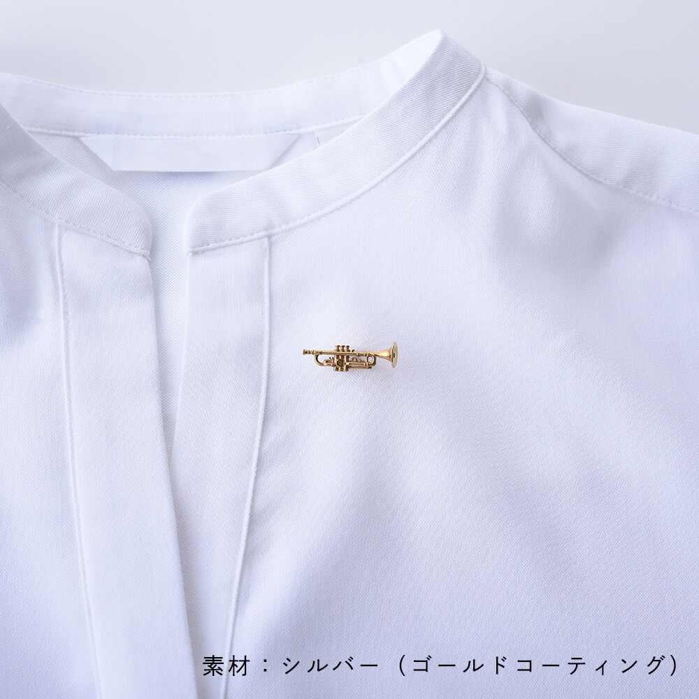 「ムッタの金ピカトランペット タイタックピン（シルバー）」の着用例。
