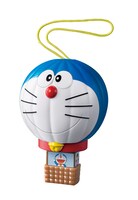 第1弾の「ふってたのしい！ドラえもんききゅう」。上下に振ることでかごの部分を出し入れできる。