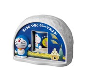 第2弾の「みんなでおつきみ！ドラえもん」。背面にあるダイヤルを回すと、月の満ち欠けが描かれた筒状のパーツが回転する。