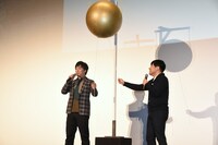 くす玉を割る関智一と塩谷直義。